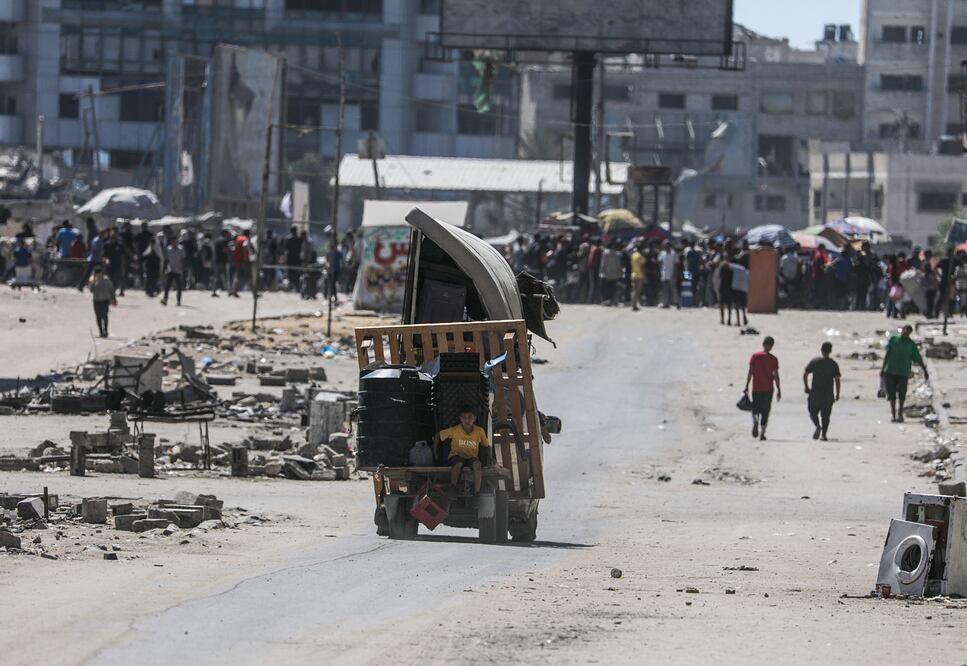 Israel advierte a ciudadanos de Gaza: "Es la última oportunidad... quienes se queden serán considerados terroristas". EFE/EPA/MOHAMMED SABER