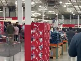 Video. Cliente de tienda niega el Covid y se queja de los cubrebocas