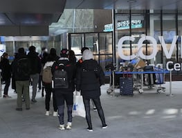 Estados Unidos ve "indicios" de que ómicron puede ser menos grave