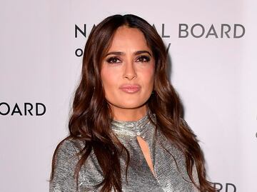 Salma Hayek deslumbra con vestido plateado en Nueva York