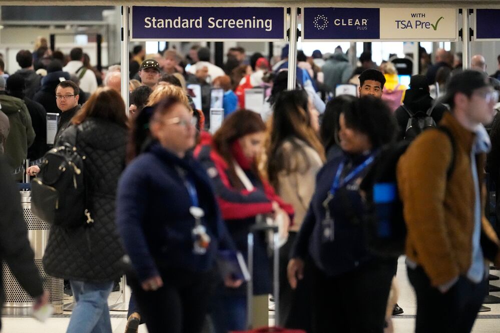 Tormenta histórica causa caos en aeropuertos de EU: más de 2,000 vuelos cancelados y retrasos masivos. (AP Photo/David J. Phillip))