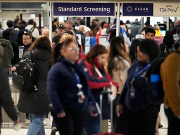 Tormenta histórica causa caos en aeropuertos de EU: más de 2,000 vuelos cancelados y retrasos masivos.
