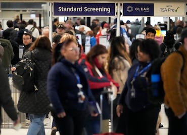 Tormenta histórica causa caos en aeropuertos de EU: más de 2,000 vuelos cancelados y retrasos masivos.