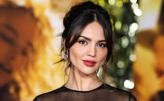 Eiza González deslumbra con vestido de encaje y transparencias en Instagram 