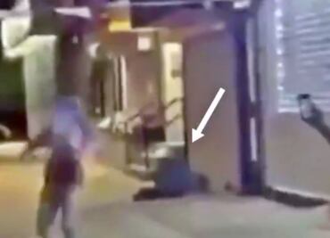 Video. Atacan a hombre sin hogar con fuegos artificiales en NY