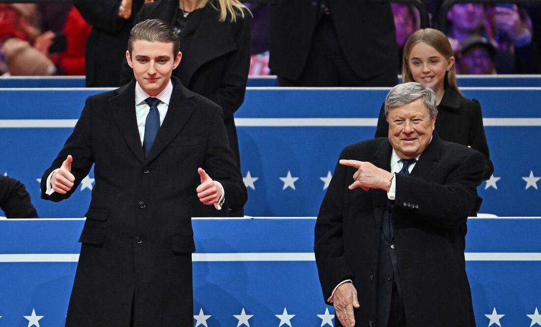 Así es el reloj de más de 1 millón de pesos que Barron Trump usó en salida con Melania. Foto: ANGELA WEISS / AFP / EFE