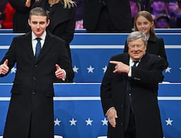 Así es el reloj de más de 1 millón de pesos que Barron Trump usó en salida con Melania