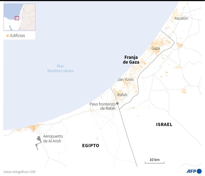 Mapa localizando el paso fronterizo de Rafah, entre la Franja de Gaza y Egipto, as� como el aeropuerto de Al Arish (Photo by Laurence SAUBADU and Sylvie HUSSON / AFP)