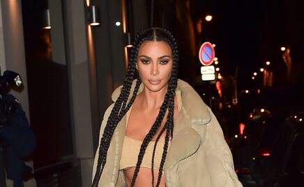 Kim Kardashian deslumbra con top diminuto en París