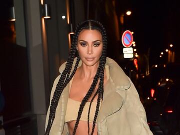 Kim Kardashian deslumbra con top diminuto en París