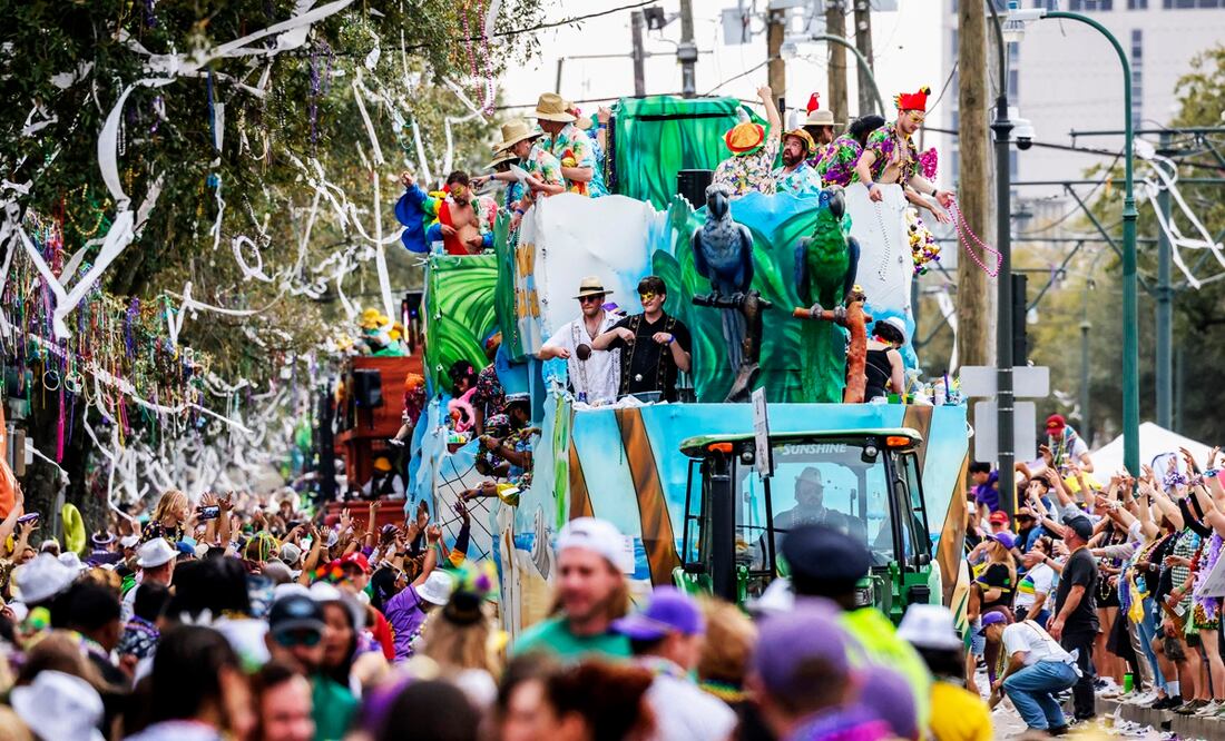Critican por contaminación con plástico a carnavales del Mardi Gras y su tradición de lanzar perlas de colores. Foto: AP