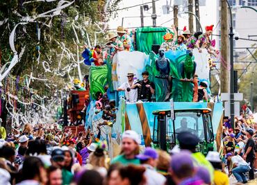 Critican por contaminación con plástico a carnavales del Mardi Gras y su tradición de lanzar perlas de colores