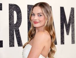 Margot Robbie irradia belleza con vestido de encaje blanco en NY