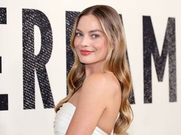 Margot Robbie irradia belleza con vestido de encaje blanco en NY