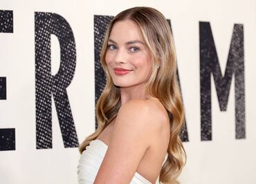 Margot Robbie irradia belleza con vestido de encaje blanco en NY