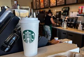 Starbucks en crisis: anuncia despido de 900 empleados y el cierre de 400 tiendas en EU