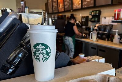 Starbucks en crisis: anuncia despido de 900 empleados y el cierre de 400 tiendas en EU