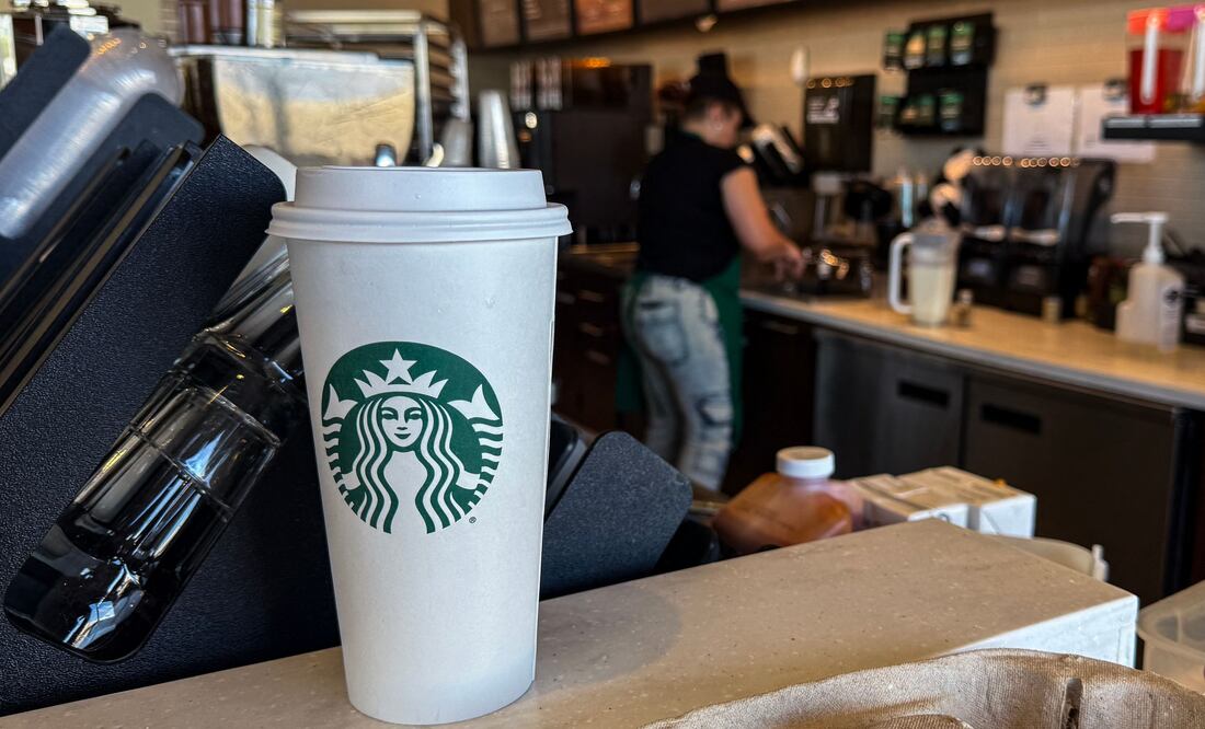 Starbucks en crisis: anuncia despido de 900 empleados y el cierre de 400 tiendas en EU. Foto: RONALDO SCHEMIDT / AFP