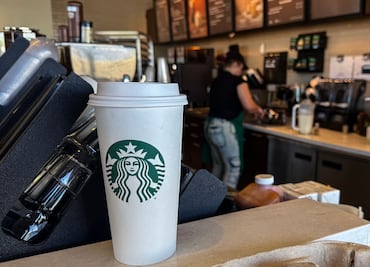 Starbucks en crisis: anuncia despido de 900 empleados y el cierre de 400 tiendas en EU