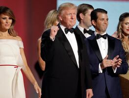 Polémica tarjeta de Navidad que excluye a Barron Trump es falsa