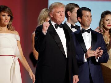 Polémica tarjeta de Navidad que excluye a Barron Trump es falsa