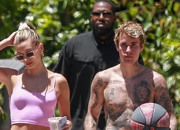 El crop top con el que Hailey Bieber presumió sus 'abs de impacto'