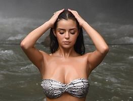 Demi Rose se luce con vestido transparente al sumergirse en lago de Grecia