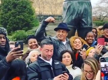Sylvester Stallone sorprende a turistas que posaban en estatua de "Rocky"