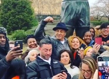 Sylvester Stallone sorprende a turistas que posaban en estatua de "Rocky"