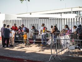 Trump planea grandes centros de detención para inmigrantes ilegales previo a su expulsión