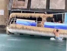 Video. Turistas saltan de bote antes de ser aplastados por puente en Florida