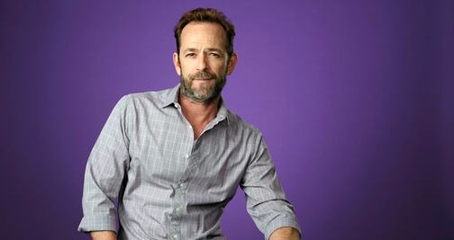 ¿Por qué Luke Perry siempre viajaba con globos en el avión?