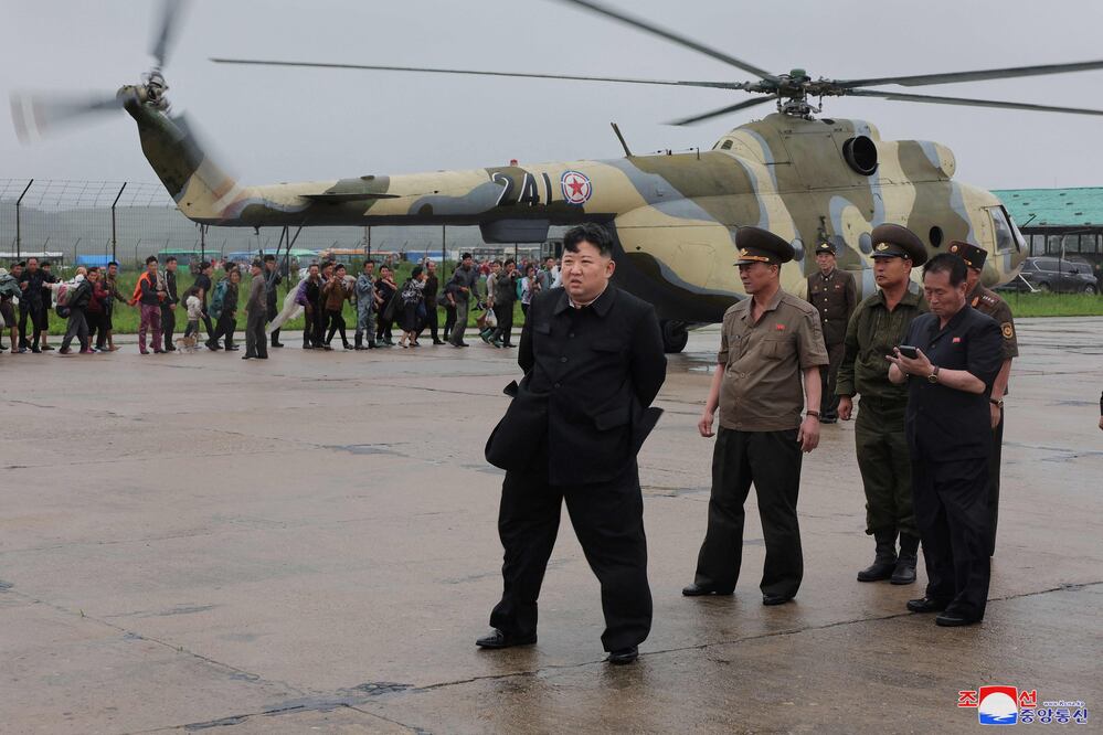 Kim Jong Un, en riesgo por hipertensión y diabetes vinculadas a obesidad severa. (Photo by KCNA VIA KNS / AFP)