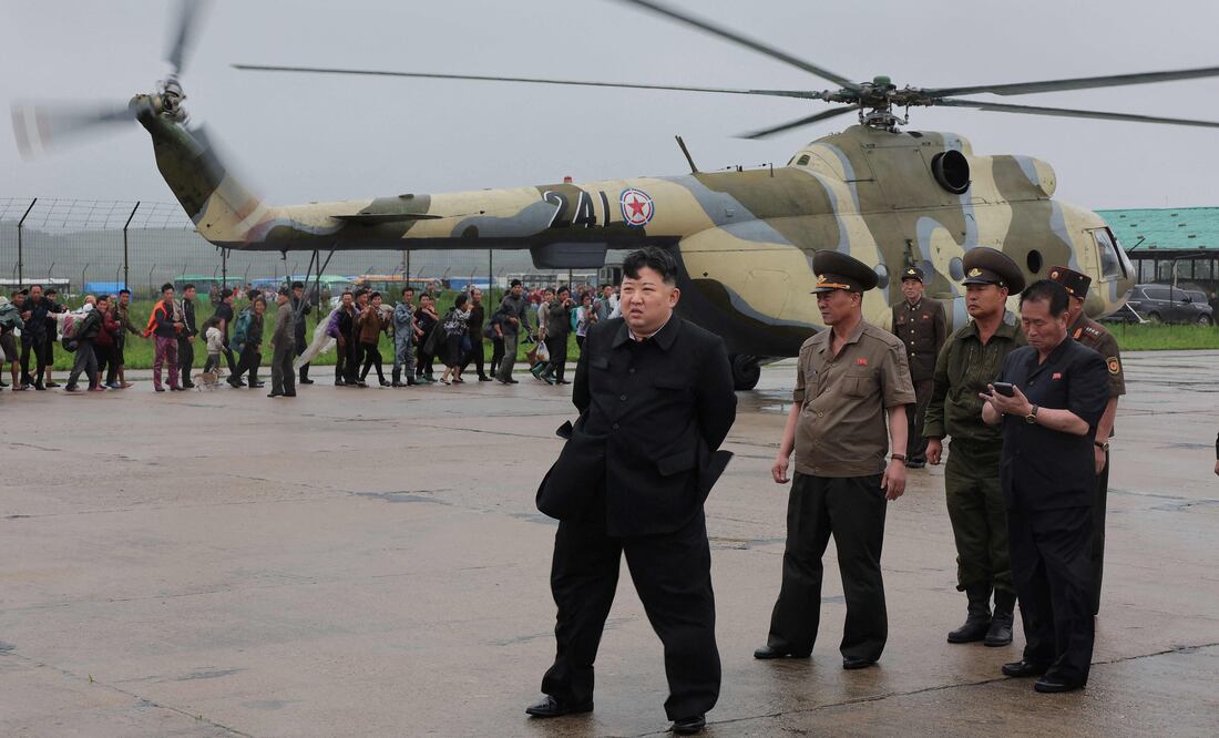 Kim Jong Un, en riesgo por hipertensión y diabetes vinculadas a obesidad severa. (Photo by KCNA VIA KNS / AFP)
