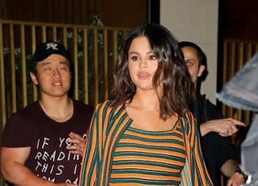 Selena Gomez cautiva con minifalda de cuero en Nueva York