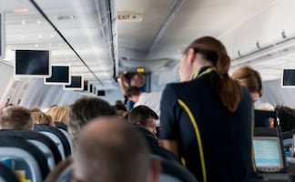 Esto ganan los asistentes de vuelo en Estados Unidos