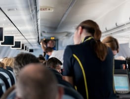 Esto ganan los asistentes de vuelo en Estados Unidos