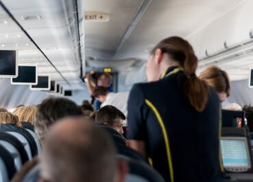 Esto ganan los asistentes de vuelo en Estados Unidos