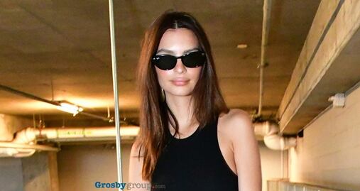 Emily Ratajkowski conquista Atlanta con vestido de raja