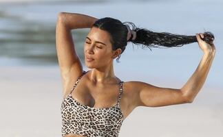 Kim Kardashian posa a la orilla del mar  y deja ver su figura irreal con microbikini