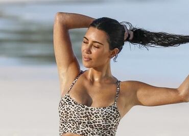 Kim Kardashian posa a la orilla del mar  y deja ver su figura irreal con microbikini