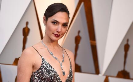 Gal Gadot se luce en bodysuit y medias durante sesión fotográfica 