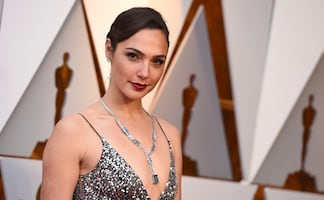 Gal Gadot se luce en bodysuit y medias durante sesión fotográfica