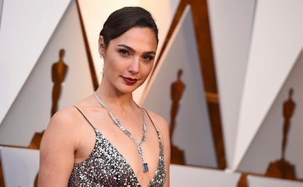 Gal Gadot se luce en bodysuit y medias durante sesión fotográfica