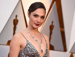 Gal Gadot se luce en bodysuit y medias durante sesión fotográfica