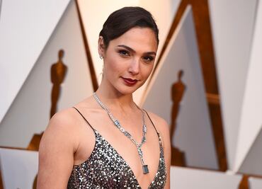 Gal Gadot se luce en bodysuit y medias durante sesión fotográfica