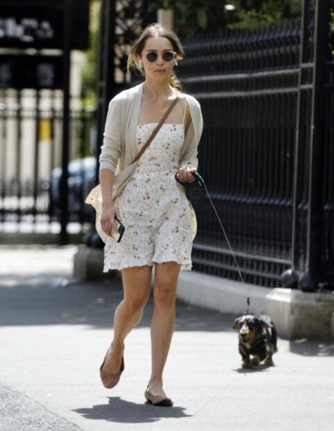 Emilia Clarke se luce con minivestido veraniego en Londres