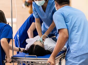 Amputan brazos y piernas a mujer por infección que contrajo al comer pescado en California