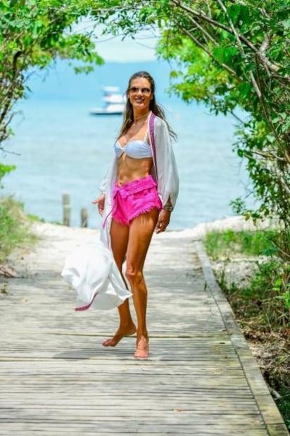 Alessandra Ambrosio presume silueta con minishort en la playa