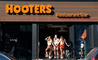 Mesera de Hooters paga estudios universitarios sin deudas gracias a concurso